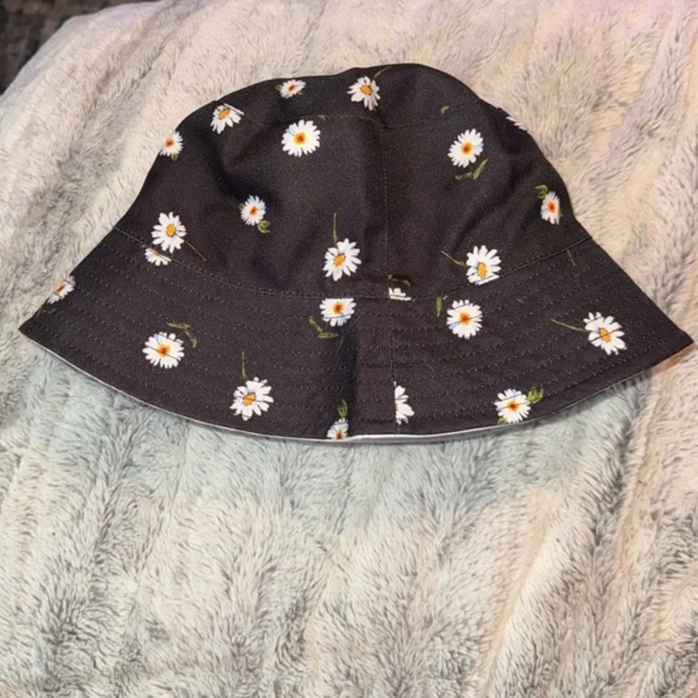 Black Daisy Print Bucket Hat